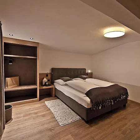 ميكايلا جيرلوس